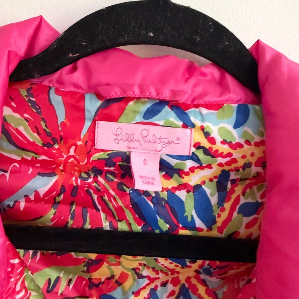 Lilly Pulitzer Pink Puffer Vest Floral Lining Gold Zip Womens Small Puffy Gilet - Picture 3 of 4